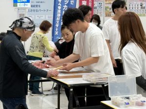 リペアを体験していただいている様子です