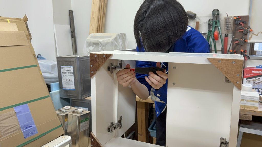 ドライバーによる扉の調整