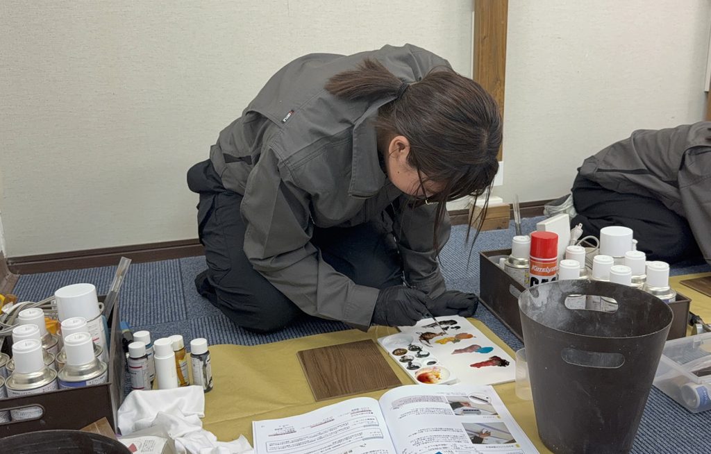 フローリング補修研修中の女性職人