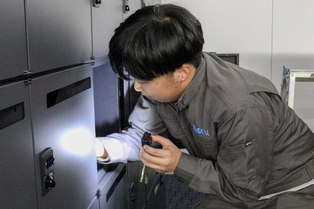 組み立てた家具の確認をするキャンディルテクト技術職