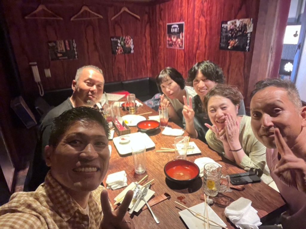 飲み会で盛り上がる皆さん