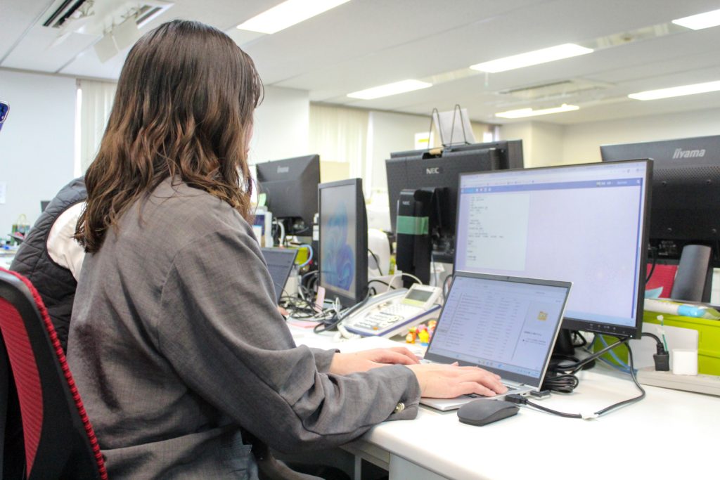 資料を作成するキャンディルデザイン営業職の様子