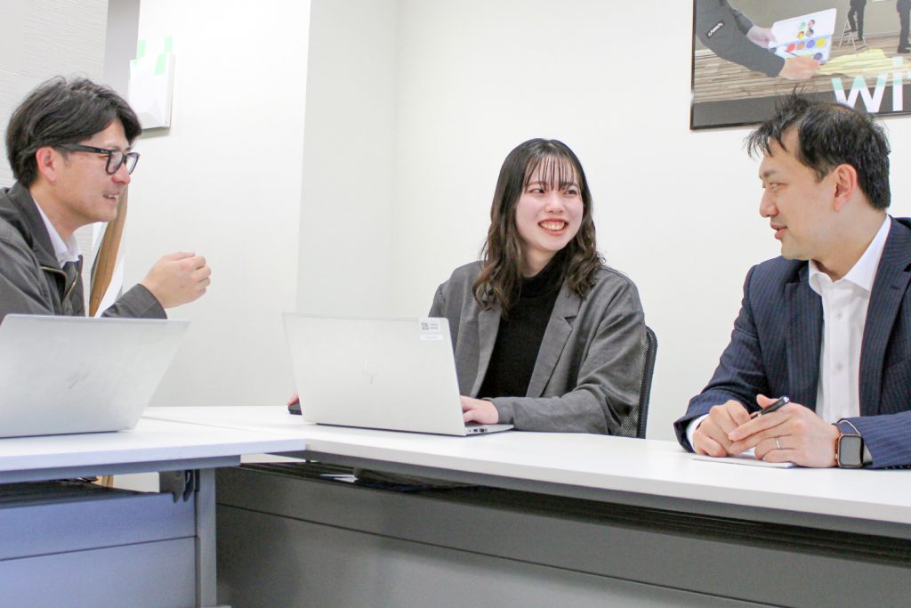 キャンディルデザイン首都圏オフィスで会議に参加する営業担当