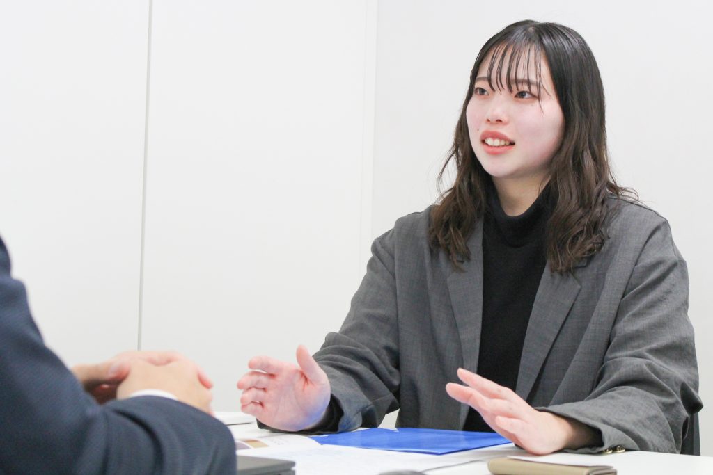 お客様に補修・検査サービスを説明するキャンディルデザイン営業職