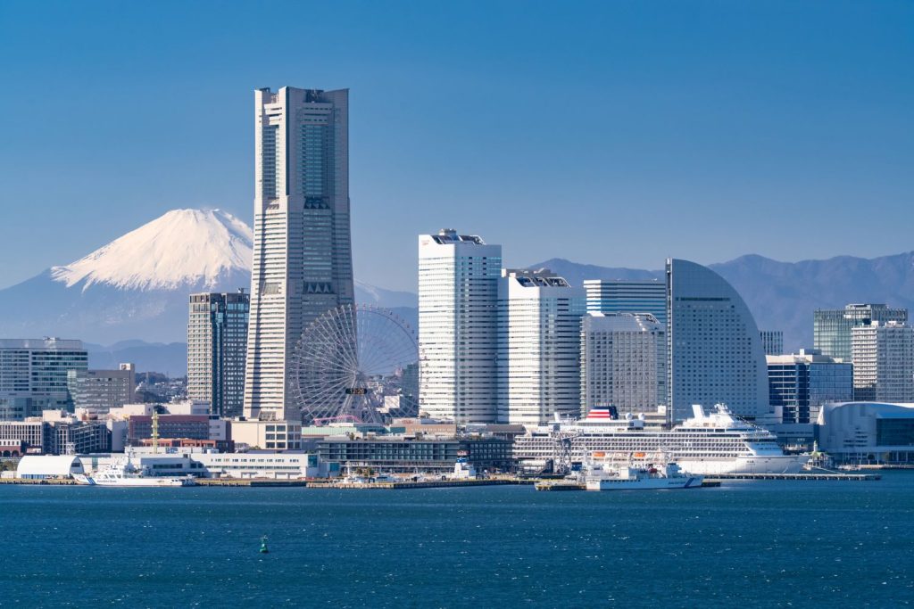 ランドマークタワーの背後に富士山